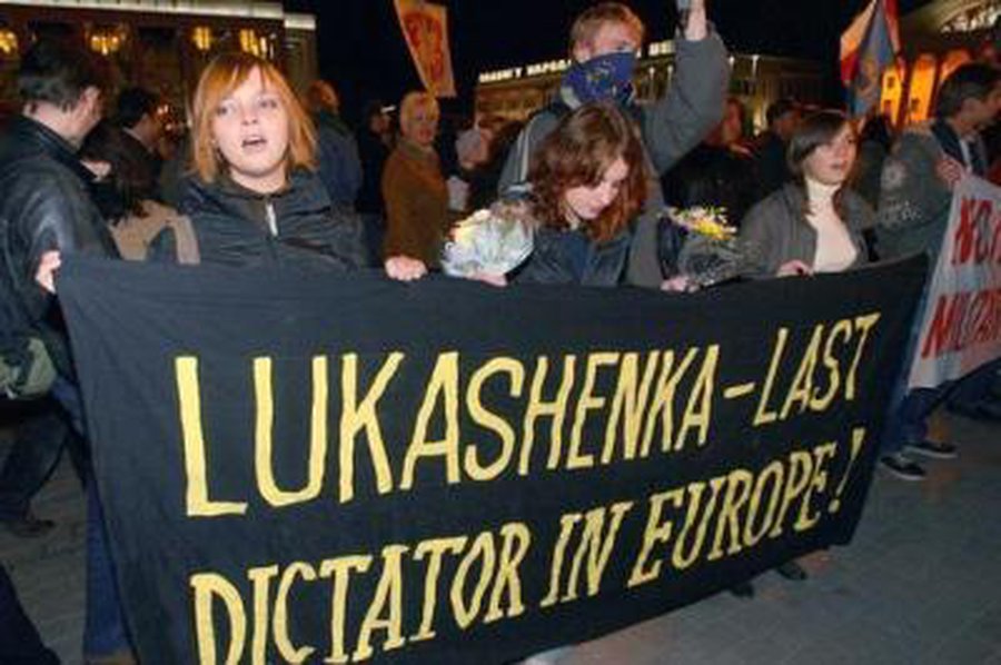 LRT žurnalistams mitingas vos nesibaigė areštinėje - Lietuva ir Baltijos šalys