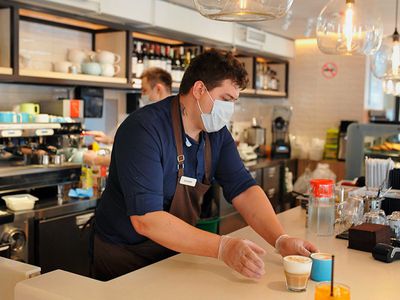 А. Верига принял еще одно решение: теперь еды и напитков придется ждать в маске - Литва и страны Балтии