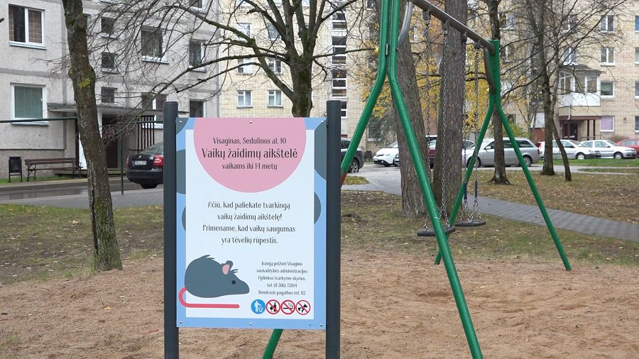 Зачем нужны стенды на детских площадках со старыми игровыми формами?(видео) - В Висагинасе
