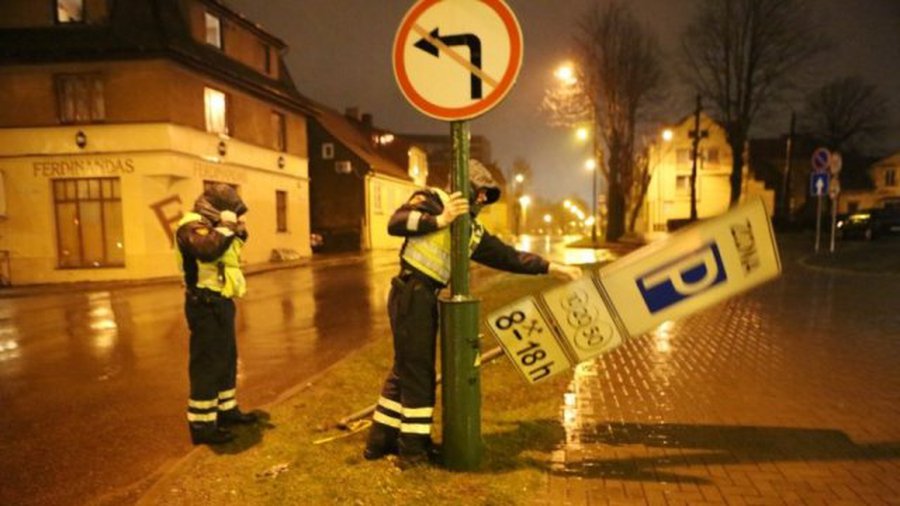 Ураган Ксавер выворачивает деревья и ломает стенды - Литва и страны Балтии