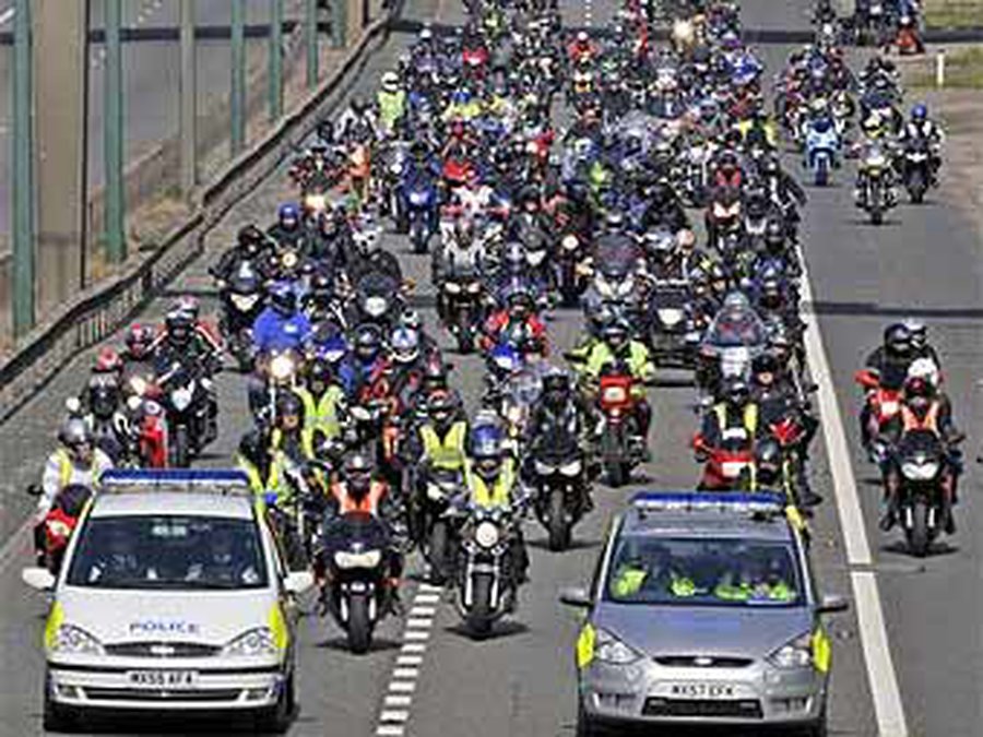 Рост цен на бензин заставил британских байкеров перекрыть дороги - Хобби, отдых и развлечения