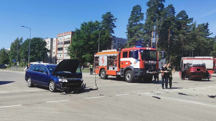 Автоавария в Висагинасе на перекрестке пр. Тайкос и ул. Ветерану (фотогалерея)