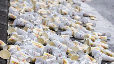 Еврокомиссия намерена запретить одноразовые пластиковые стаканчики, тарелки и трубочки