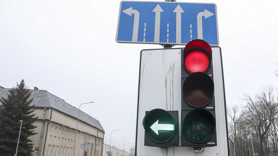 Министр и генкомиссар обещают вернуть таблички с зелеными стрелками с завтрашнего дня - Литва и страны Балтии