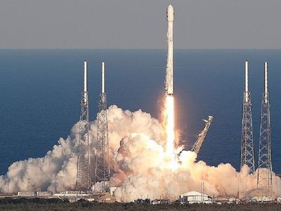 SpaceX не удалось посадить первую ступень Falcon 9 после запуска Dragon - В Мире