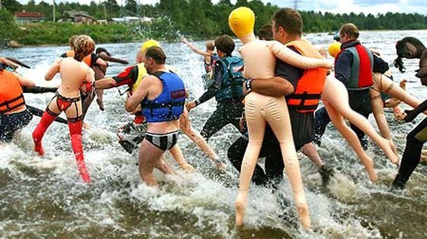 Заплыв на резиновых женщинах прошел в Новосибирске