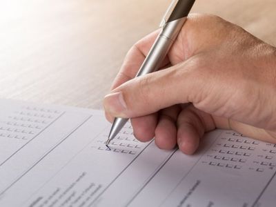 Опрос: жителей беспокоят низкие зарплаты, неадекватные цены  и высокая эмиграция , а не отношения с Россией - Литва и страны Балтии