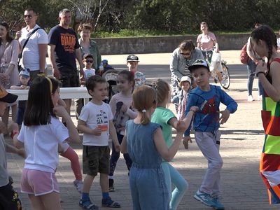 День семьи на площади Сантарвес прошел интересно и весело  (видео) - В Висагинасе