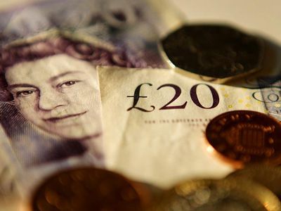 Британия ограничит доступ к пособиям для мигрантов из ЕС - В Мире