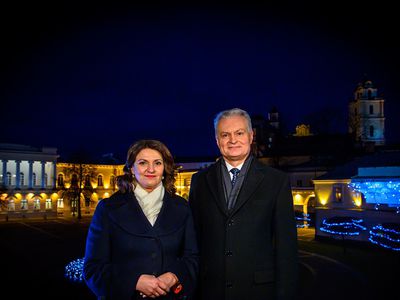 "Будьте счастливы!": президент и его супруга поздравляют жителей Литвы с Новым годом - Литва и страны Балтии