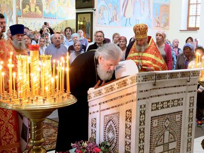 Митрополит Иннокентий преподнес в дар Висагинскому храму икону с мощами св. вмч. и Целителя Пантелеимона (видео) - Мир православия