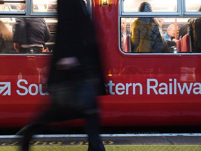 СМИ: в Лондоне сотни пассажиров были эвакуированы из загоревшегося поезда - В Мире