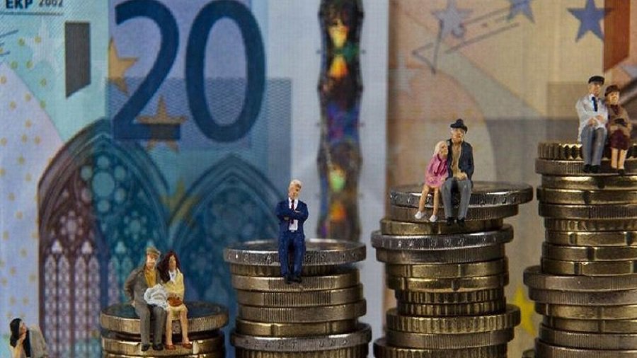 Наследников призывают обратиться за компенсациями за сниженные пенсии работавшим пенсионерам - Литва и страны Балтии