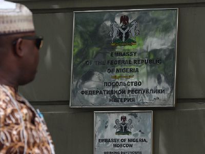 Около 80 нигерийцев собрались у посольства в Москве и требуют отправки домой - Литва и страны Балтии