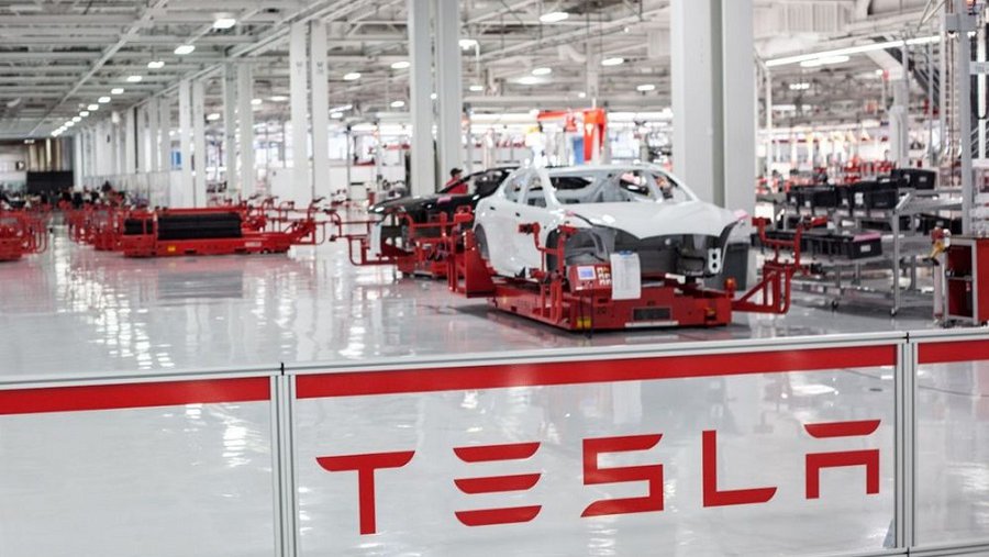 СМИ: компания Tesla уволила несколько сотен сотрудников - Экономика и бизнес