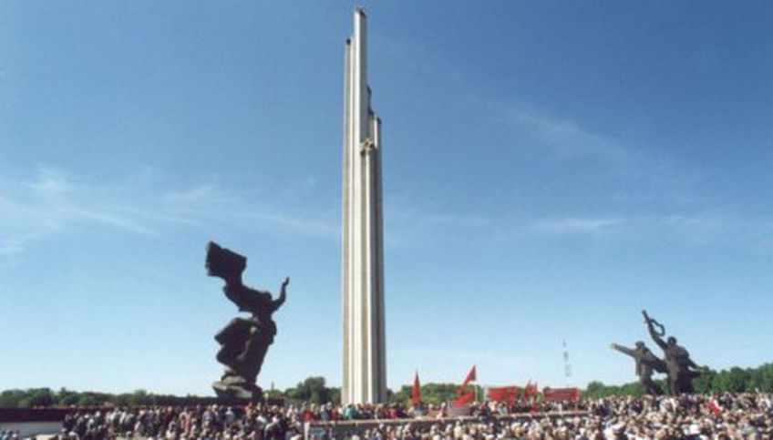 Министр обороны Латвии: Памятник советским солдатам заслуживает сноса