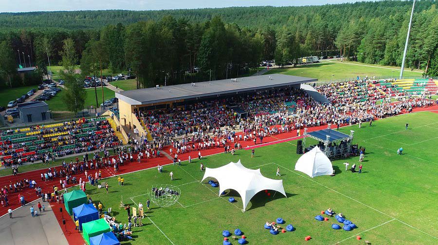 Первый звонок для всех школ Висагинаса в этом году прозвенел на городском стадионе (видео) - В Висагинасе