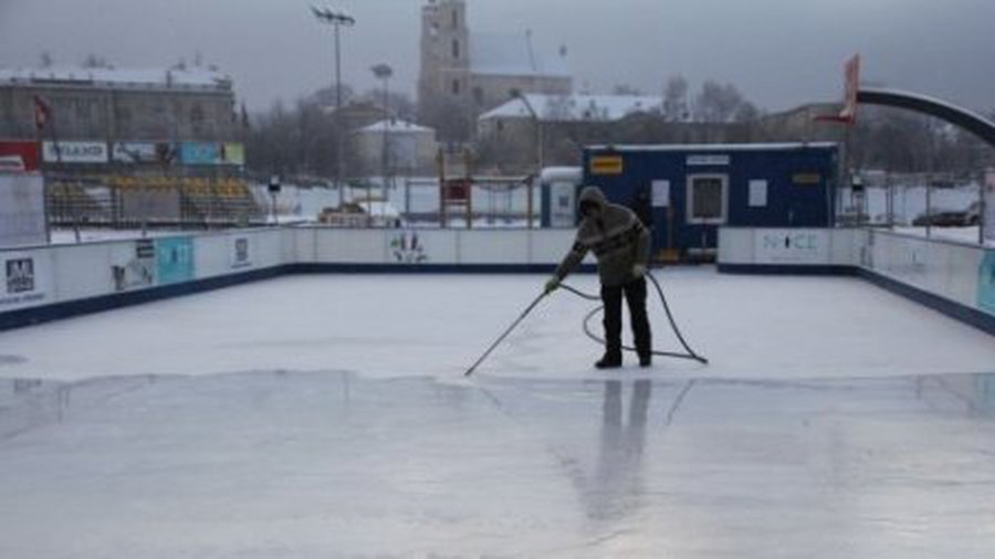 У Белого моста в Вильнюсе заливают каток - Хобби, отдых и развлечения