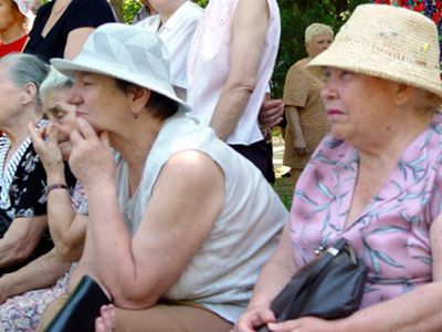 Украина взяла обязательство перед МВФ повысить женщинам пенсионный возраст - В Мире