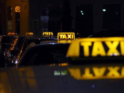 Честный сингапурский таксист вернул туристам забытый миллион - В Мире