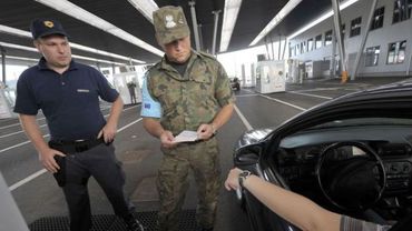 На польской границе задерживают калининградцев с фальшивыми автостраховками из Литвы