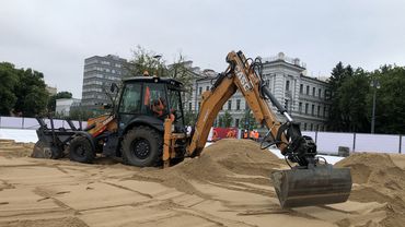 Vilniaus Lukiškių aikštėje pilamas smėlis, sostinė turės paplūdimį miesto centre