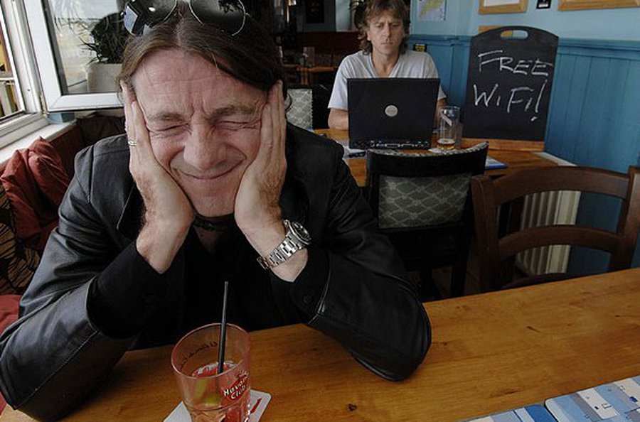 Американцы страдают от аллергии на Wi-Fi и сотовую связь                                                                 - Наука и здоровье