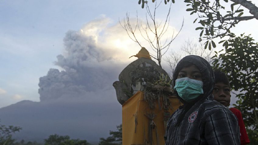 Несколько авиакомпаний отменили полеты на Бали из-за начавшегося извержения вулкана