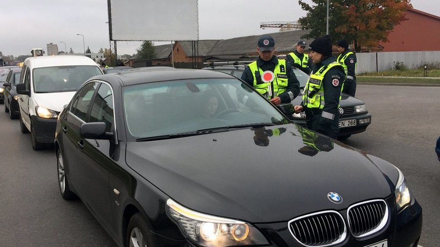 Водителям не потребуется возить с собой ворох документов - Литва и страны Балтии