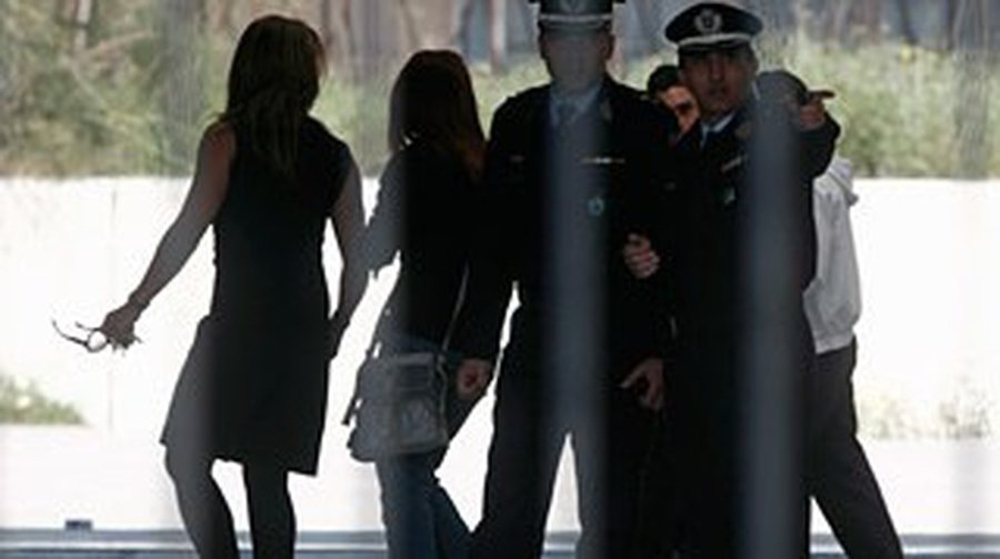 В Греции разоблачили банду полицейских, продавших 300 женщин в секс-рабство - Происшествия и криминал