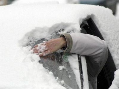 Счищать снег с автомобиля – обязательно!  - В Висагинасе