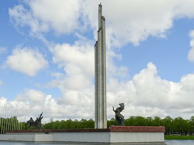 Петиция в защиту памятников борцам с нацизмом в Латвии собрала нужные 10 тыс. подписей - Литва и страны Балтии