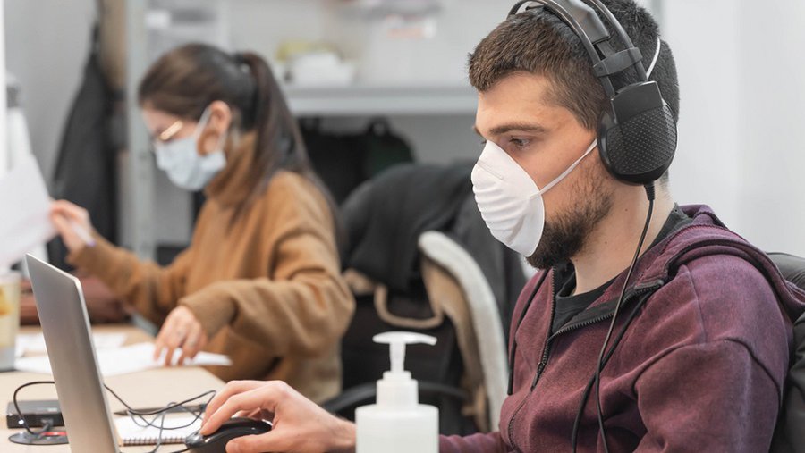 Коронавирус бьет новые рекорды: чего от работодателя могут требовать работники - Литва и страны Балтии