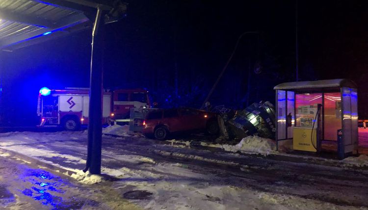 Пьяный водитель протаранил газовые баллоны у заправки в Висагинасе