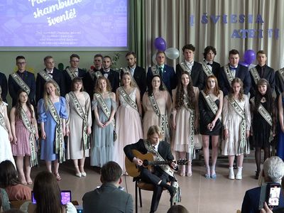 Последний звонок прозвенел для выпускников гимназии "VERDENĖS" (видео) - В Висагинасе