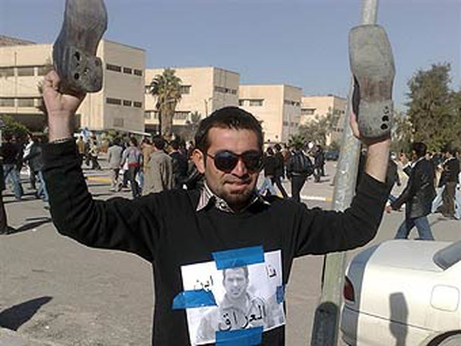 В Тегеране забросали ботинками портреты Буша - В Мире