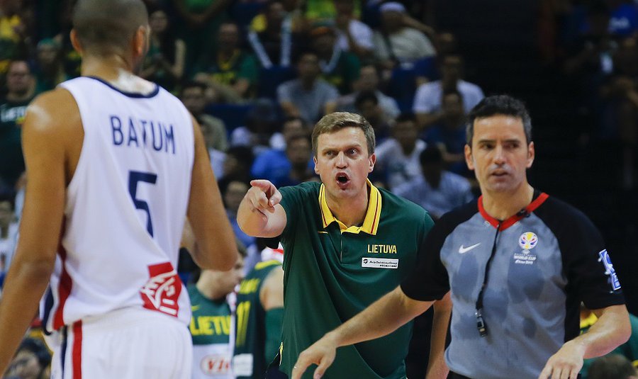 Сборная Литвы подала протест по поводу судейства в матче КМ по баскетболу с французами - Литва и страны Балтии