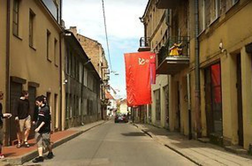 Ювелир вывесил в Вильнюсе советские флаги