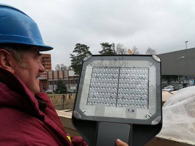 На ул. Ветерану началась установка новых светильников - В Висагинасе