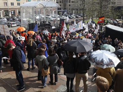 Рецепт для остановки эмиграции: зарплата врача - 2600, ухаживающего персонала - 1300 евро - Литва и страны Балтии