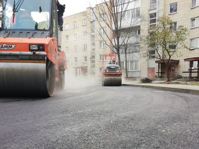 Жители реконструируемых дворов по Парко и Седулинос встретят зиму с новыми парковками и асфальтом - В Висагинасе