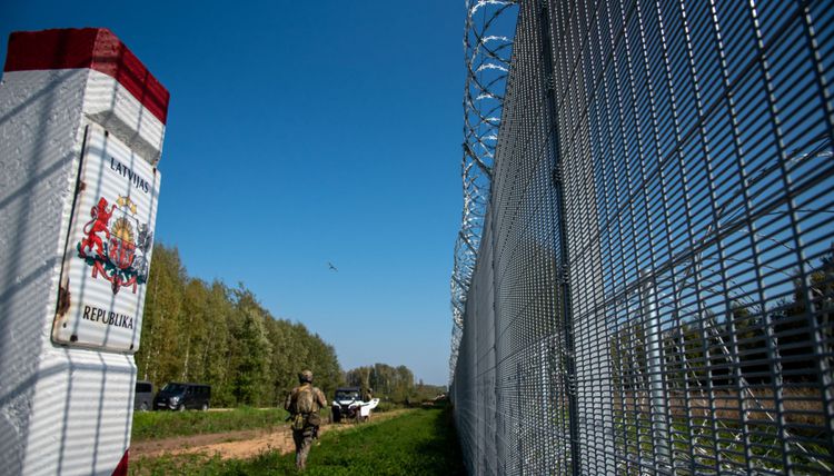 СМИ: Россия пообещала помощь россиянам, которых Латвия высылает из страны