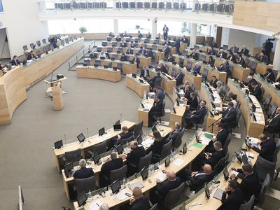 Больший базовый размер должностной зарплаты предлагается ввести только для членов следующей каденции - Литва и страны Балтии
