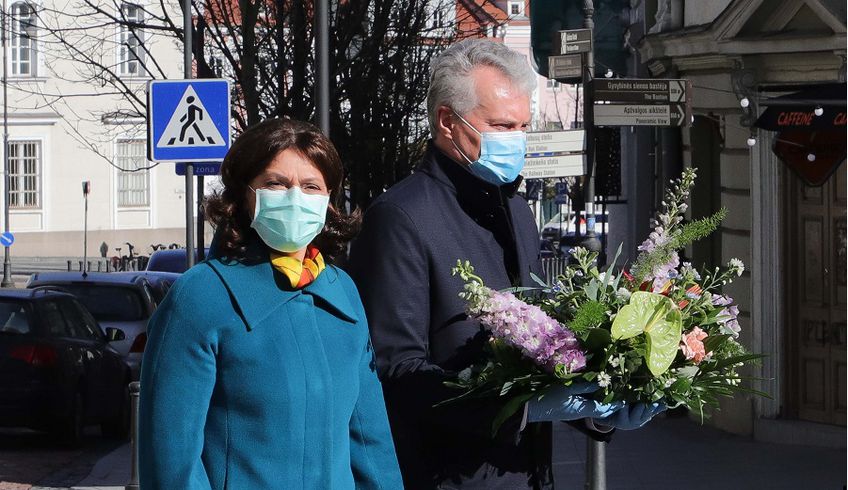 Г. Науседа возложил цветы к памятнику Й. Басанавичюсу: медики держатся прекрасно