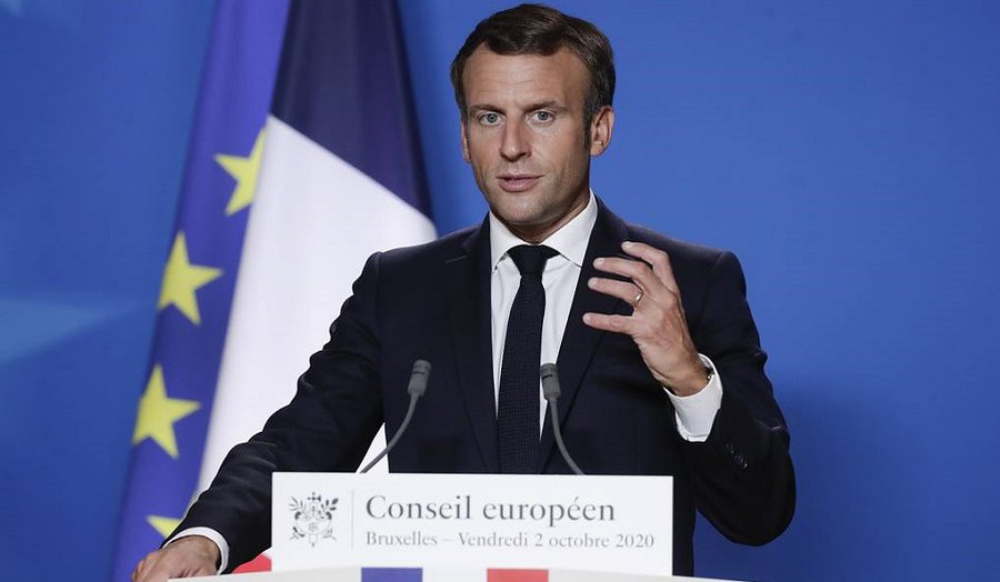 Макрон назвал терактом нападение на учителя в пригороде Парижа - В Мире