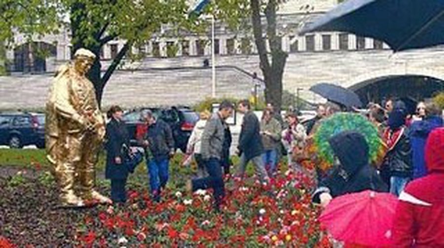 Эстонскую художницу, поставившую на Тынисмяги «золотого солдата», могут оштрафовать на 400 евро - В Мире