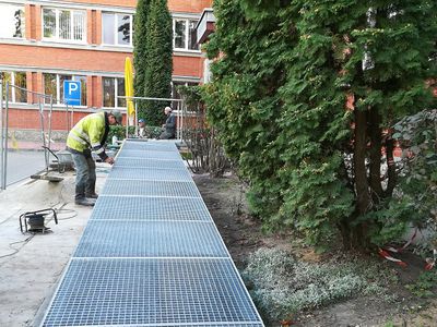 Заканчиваются работы по возведению пандуса на входе в здание «Visagino būstas» - В Висагинасе