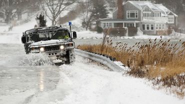 Число погибших от снежного шторма в США возросло до 16