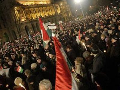 На проправительственную демонстрацию в Венгрии вышли 100 тысяч человек - В Мире
