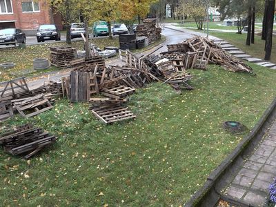 Проблему свалки поддонов возле дома по Седулинос, 11 подрядчик обещает решить в ближайшие дни (видео) - В Висагинасе